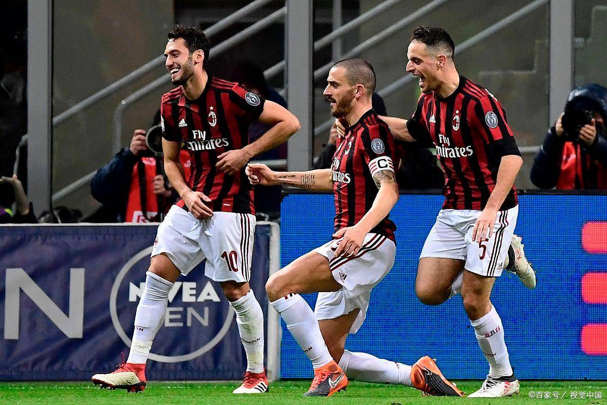 腿软！男子在1800米高空踢球：球场无护栏 致敬C罗 最后跳伞降落