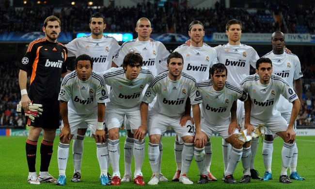 一斯佩齐亚球迷掉进看台和球场之间的沟里，被送进重症监护室