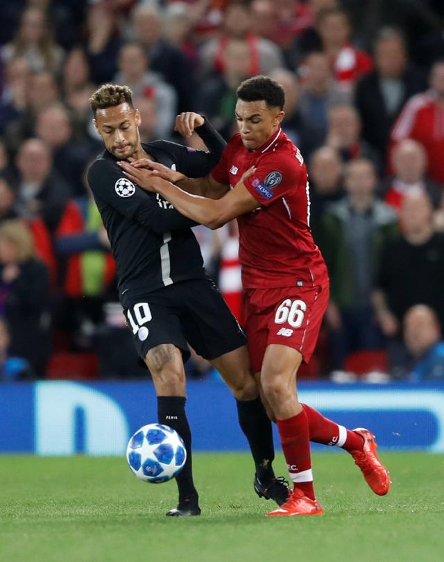 埃基蒂克助攻涉手球争议，主裁观看VAR核查