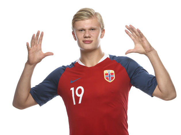 梅西因为足球改变性格！从天生内向到绝对领袖！（足球重塑梅西：从内向少年到无可争议的领袖）