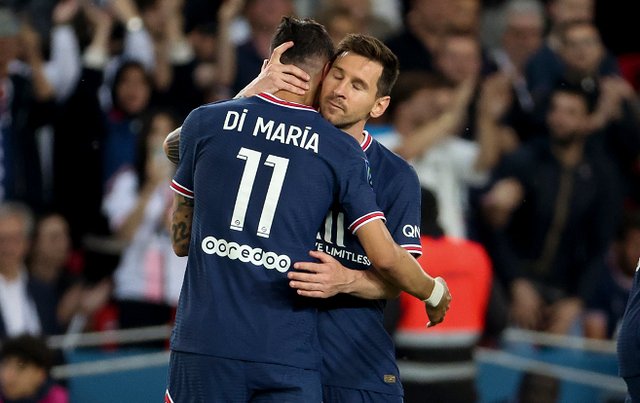 足球不会同情任何人（绿茵场从不怜悯任何人）