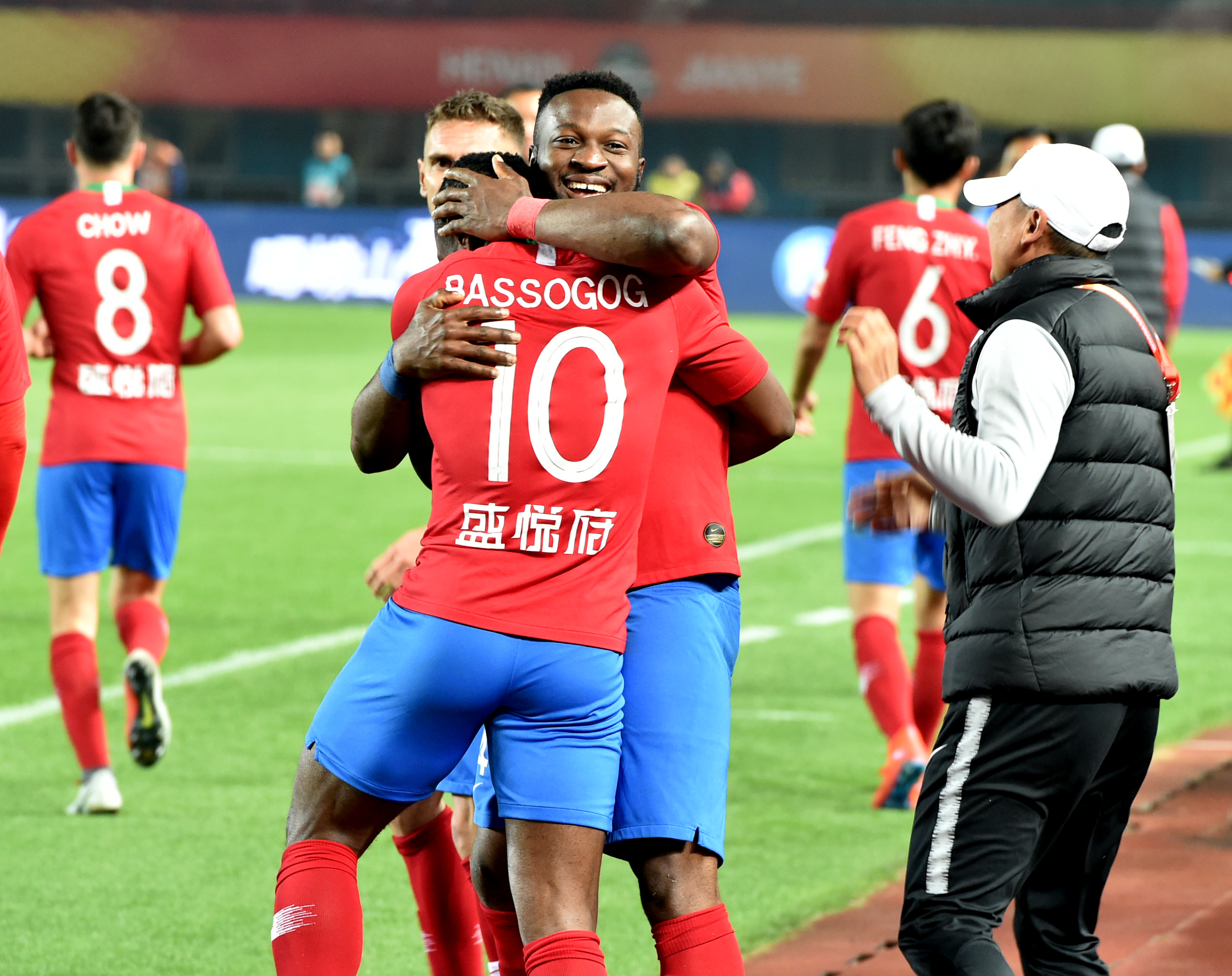 英超中游陷大乱斗！11队仅差6分，曼联利物浦等四队同积26分（英超中游混战白热化：11队分差仅6分，曼联、利物浦等四队同积26分）