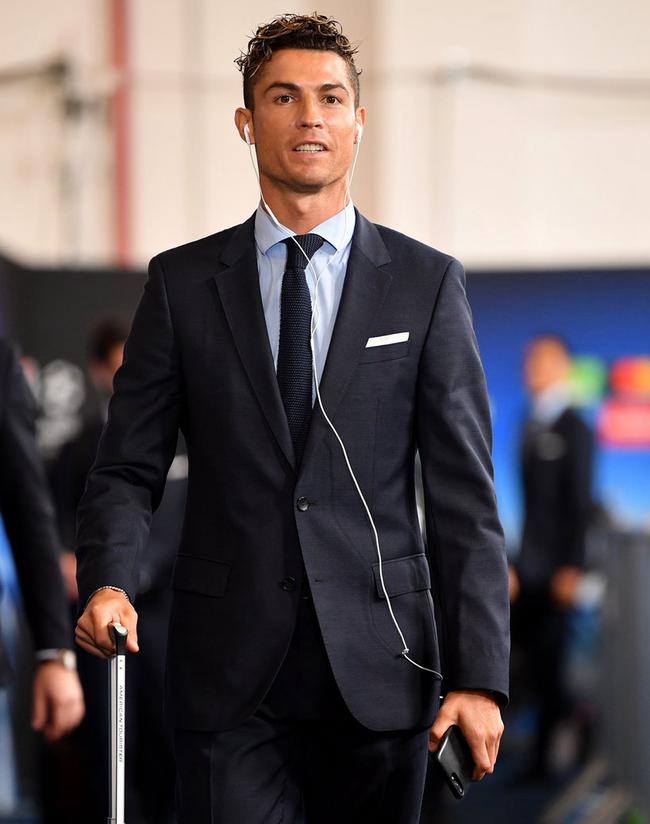 17岁天才卡尔展现极强潜力，德甲首秀表现亮眼，凭借出色技术和风格成为焦点。（17岁天才卡尔德甲首秀惊艳，精湛技术与独特风格尽显潜力成全场焦点）